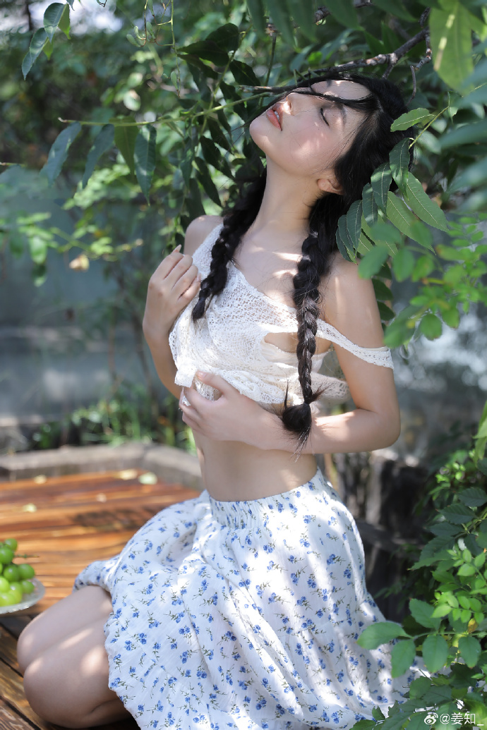 曲婉婷癌症消息引发热议，网友热议：这是否为现世报？